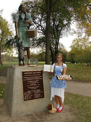 Dorothy at Oz Park giving away free Swirlz Cupcakes