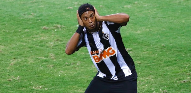 Cruzeiro quer punição de Ronaldinho por incitar violência em comemoração de gol