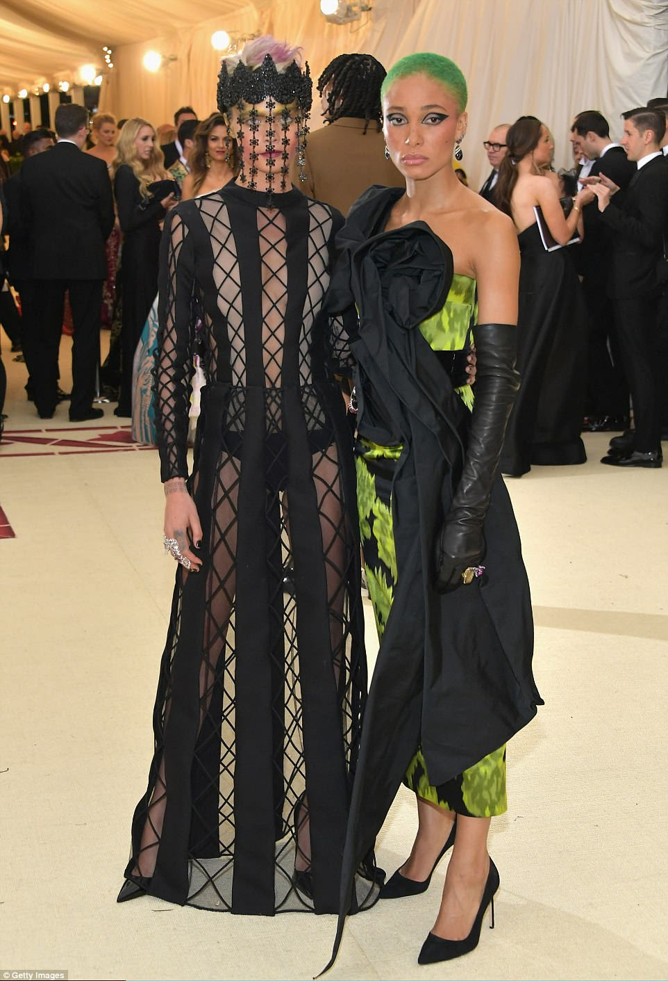 Rainhas da passarela: Cara, 25 anos, juntou-se a sua colega modelo Adwoa Aboah, 25 anos, que se destacou da multidão em um vestido preto e verde de um ombro, embelezado com uma fita de grandes dimensões.