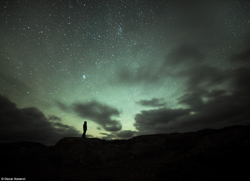 O último homem na Terra: Esta figura solitária está sozinha contra uma noite negra em Jurmo. O fotógrafo elogiou as paisagens abertas ea falta de poluição luminosa como as condições perfeitas para a fotografia celestial