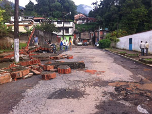 Rua em Teresópolis (Foto: Tássia Thum/G1) Rua em Teresópolis (Foto: Tássia Thum/G1)