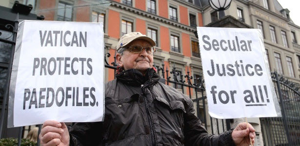 Homem protesta contra o Vaticano em frente à sede do escritório da ONU na Suíça, em janeiro deste ano