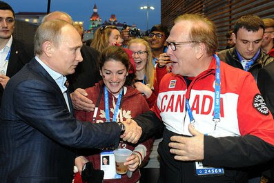 Во время посещения Канадского дома в Олимпийском парке в Сочи. С президентом Национального олимпийского комитета Канады Марселем Обю.