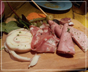 津田沼「メキシコ酒場 SAND'S DINER」にて、「冷製肉盛り５種」。ピクルスが懐かしい味～♪