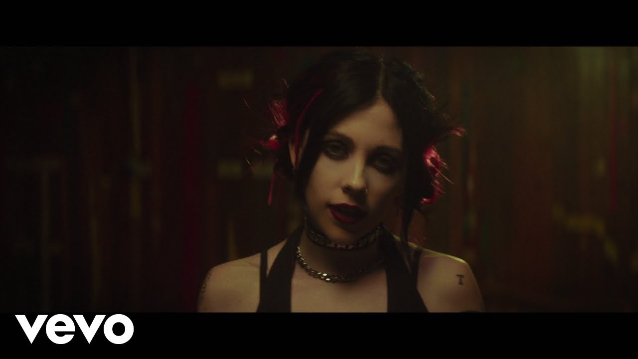 Lirik Fall to Pieces - Pale Waves dan Terjemahan Lagu - LirikTerjemahan.id
