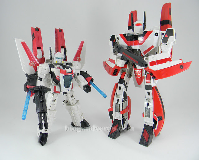 Transformers Jetfire G1 - modo robot con armadura vs Classic