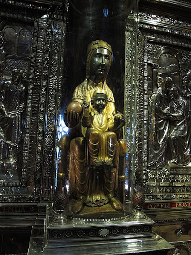 File:Statue-Madonna-von-Montserrat.JPG