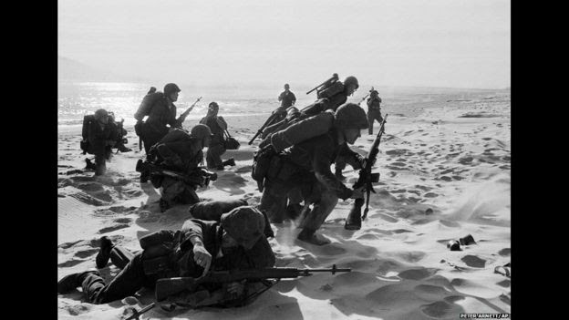 Marines estadounidenses recién llegados avanzan por la arena en la playa Red Beach en Da Nang, el 10 de abril de 1965. Iban a reforzar la base aérea mientras los Rangers de Vietnam del Sur combatían a las guerrillas a unos kilómetros de distancia de esta playa. Foto de Peter Arnett/ap. 