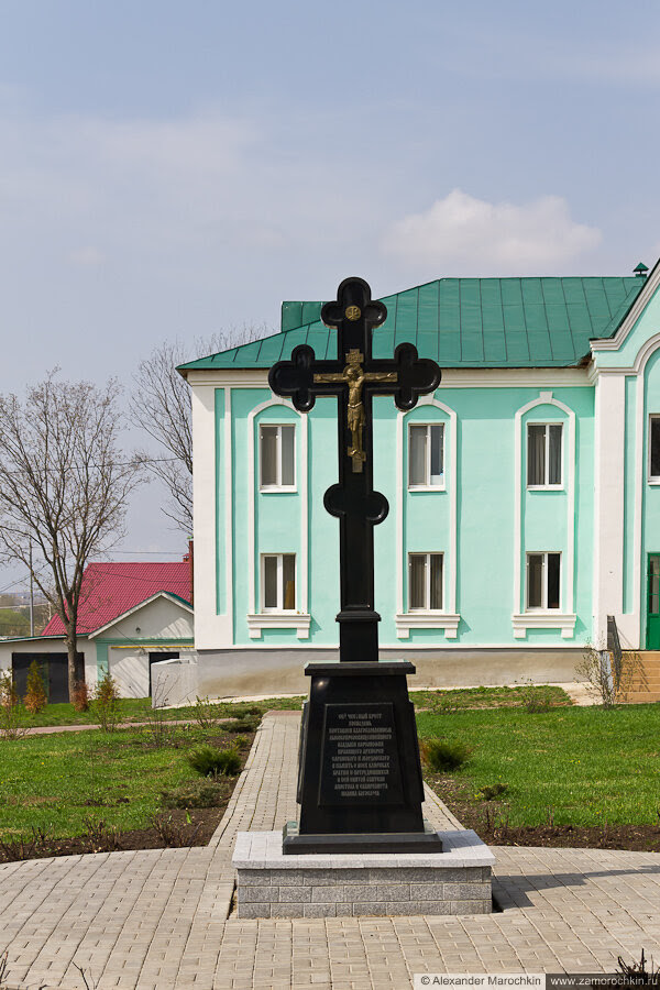 Поклонный крест на территории Макаровского монастыря Саранск