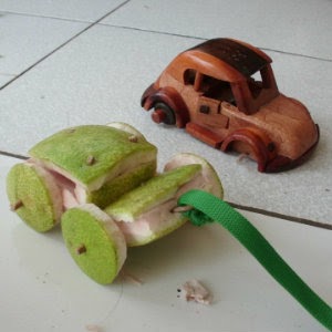 Mobil mobilan dari  kulit jeruk  bali KREATIVITAS