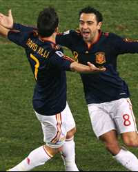 FIFA Piala Dunia 2010 - Chile vs Spain: David 
Villa & Xavi Hernandez
