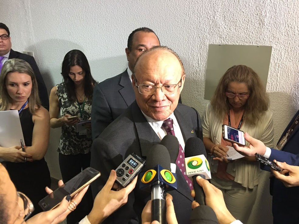 O senador João Alberto, dá entrevista depois de ter sido reeleito presidente do Conselho de Ética do Senado (Foto: Gustavo Garcia / G1)