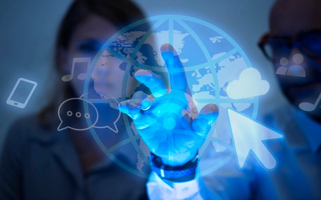 tecnologia nas empresas: duas pessoas visualizando um holograma do globo com elementos das redes sociais