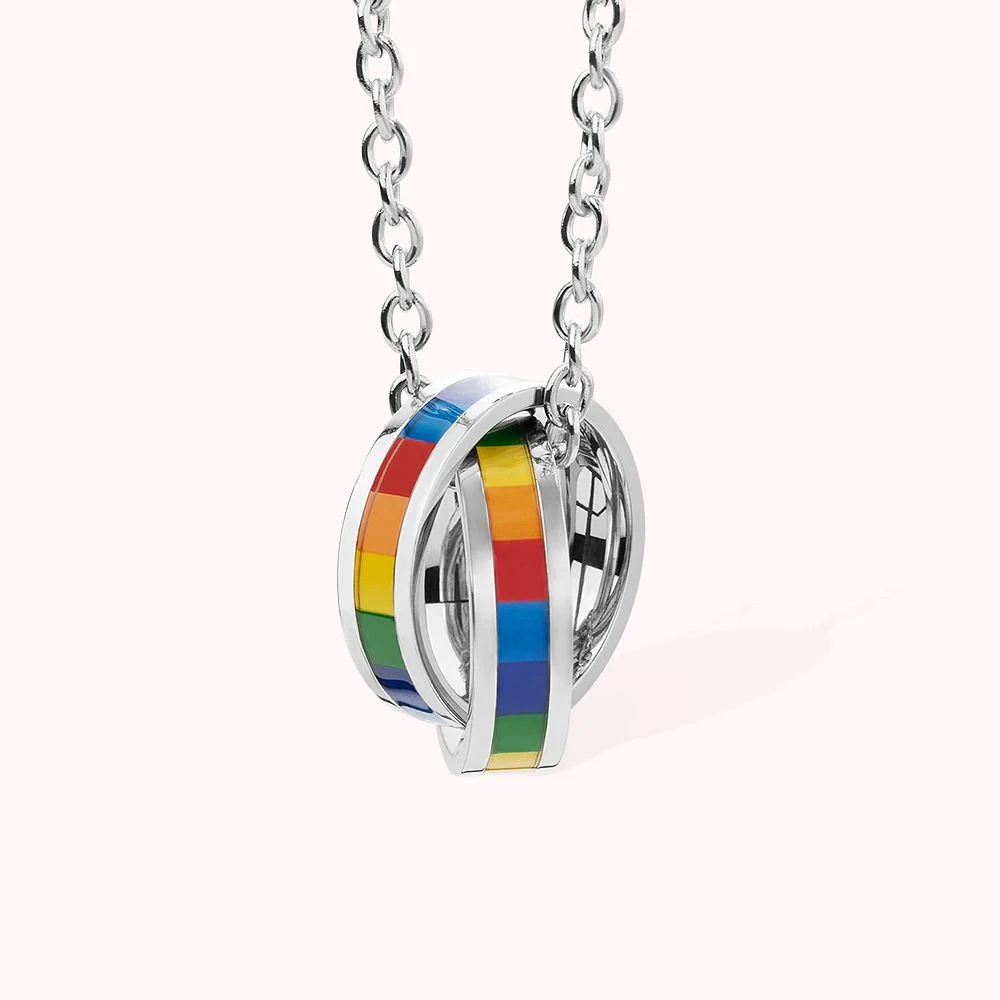 Collier en argent avec anneaux portant les couleurs de l’arc-en-ciel LGBT.