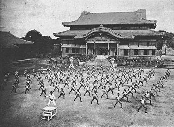 https://upload.wikimedia.org/wikipedia/commons/thumb/4/4b/Karate_ShuriCastle.jpg/350px-Karate_ShuriCastle.jpg