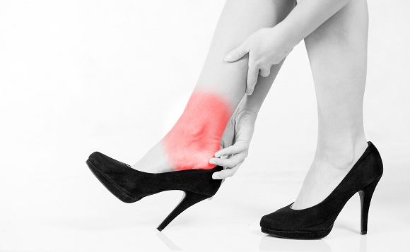 Đi giày cao gót thường xuyên gây đau khớp cổ chân