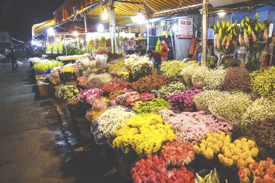 Quang Ba Flower Night Market