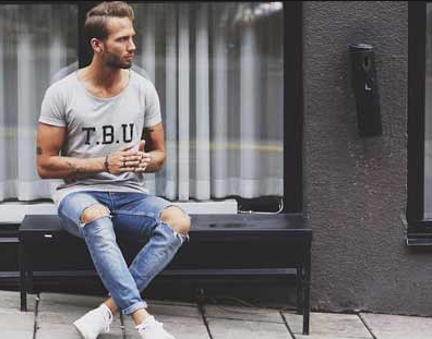 Xu hướng quần skinny jean rách phối hợp cùng áo thun in hình thời trang nam