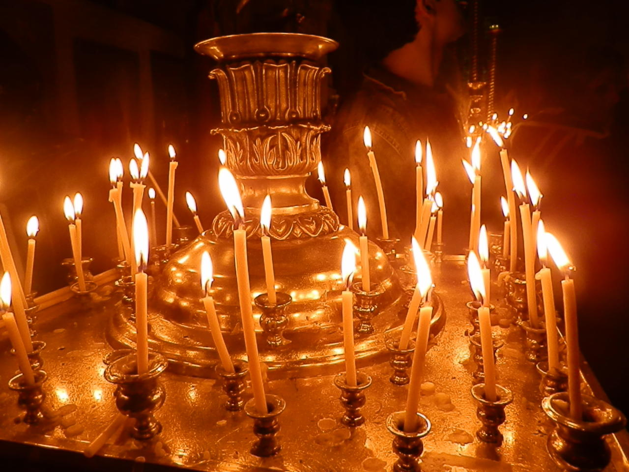 В церкви горят свечи. Свечи в храме. Горящие свечи в храме. Свеча православная. Свеча фото.