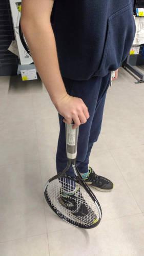 A photo of how to measure a child's tennis racket