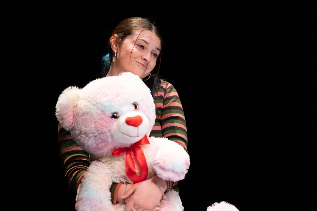Katie Dragone ’22 outLINES grief and humor in Theater Lab’s newest production