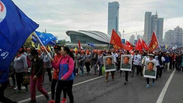 连徒步会出现“大海航行靠舵手”旗帜疑为文革招魂