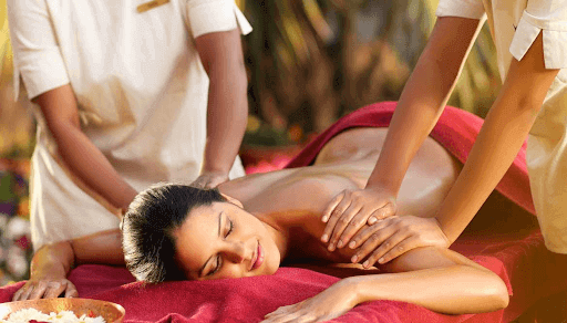 Massage bốn tay khô phải được thực hiện bởi trị liệu viên có chuyên môn cao