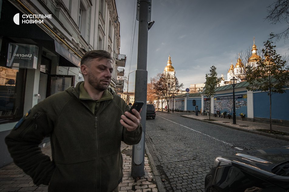 Сергій Дмитрієв біля Михайлівського собору у Києві планує поїздку на південь у нещодавно звільнений Херсон, листопад 2022 року.