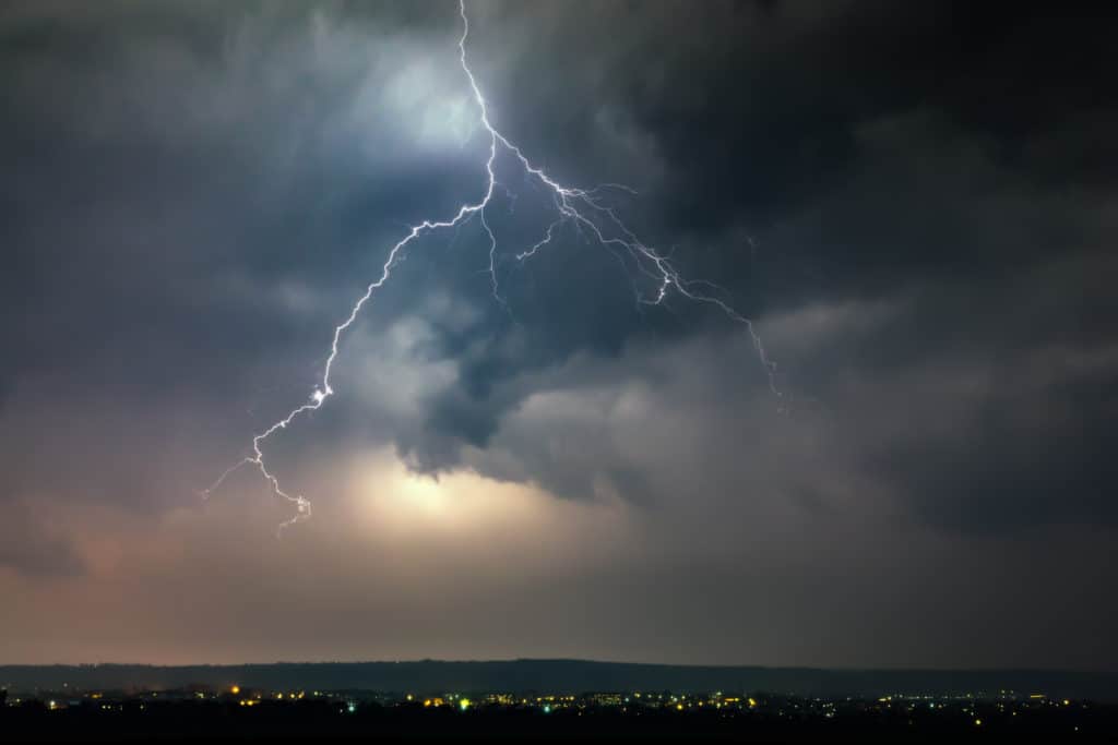 tormenta y relámpagos