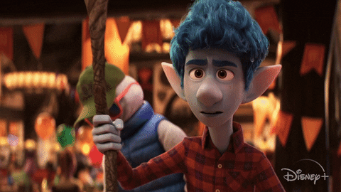 O personagem Ian Lightfoot do filme "Dois Irmãos: Uma Jornada Fantástica", da Pixar Studios, surpreso com um cajado na mão.