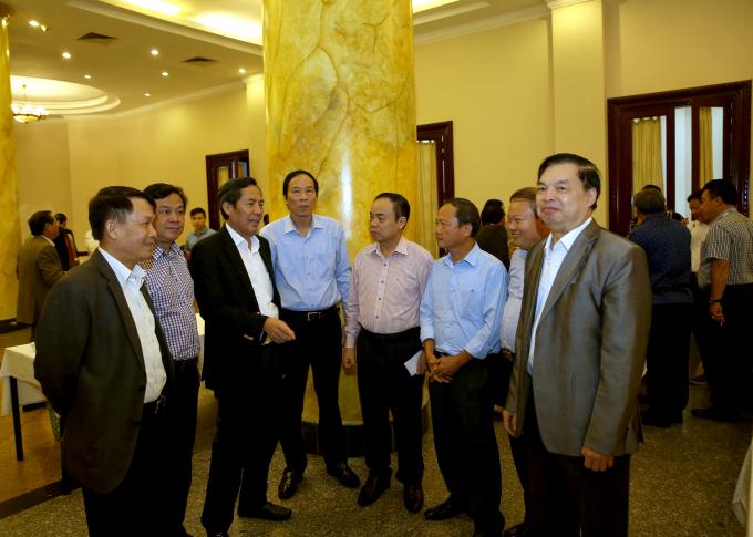 Các đại biểu gặp gỡ trao đổi bên hành lang Hội nghị. Ảnh: Sơn Hải