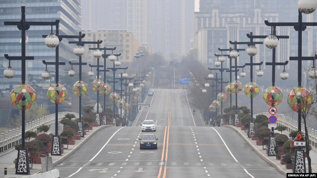 2021年12月23日,中国最新一波新冠疫情新增确诊病例上升后西安封城后的街景。(美联社图片)
