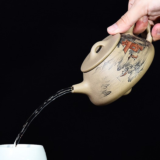 Dòng nước rót ra từ ấm thạch biểu làm say mê người nhìn
