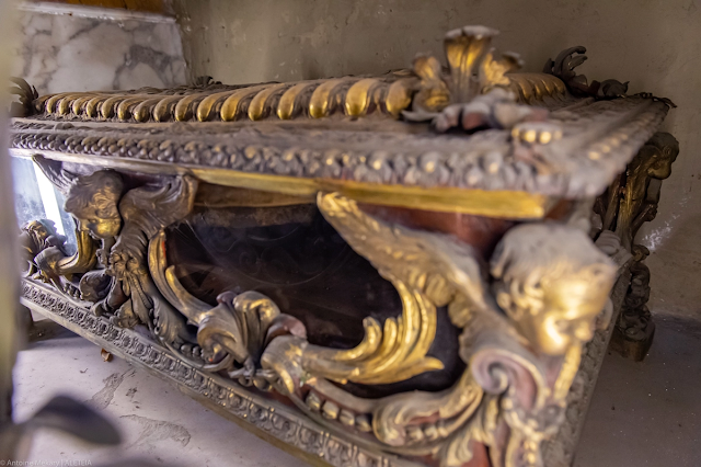 Viếng nhà thờ San Lorenzo ở Lucina: tấm vỉ sắt và những xiềng xích của ngài ở đây