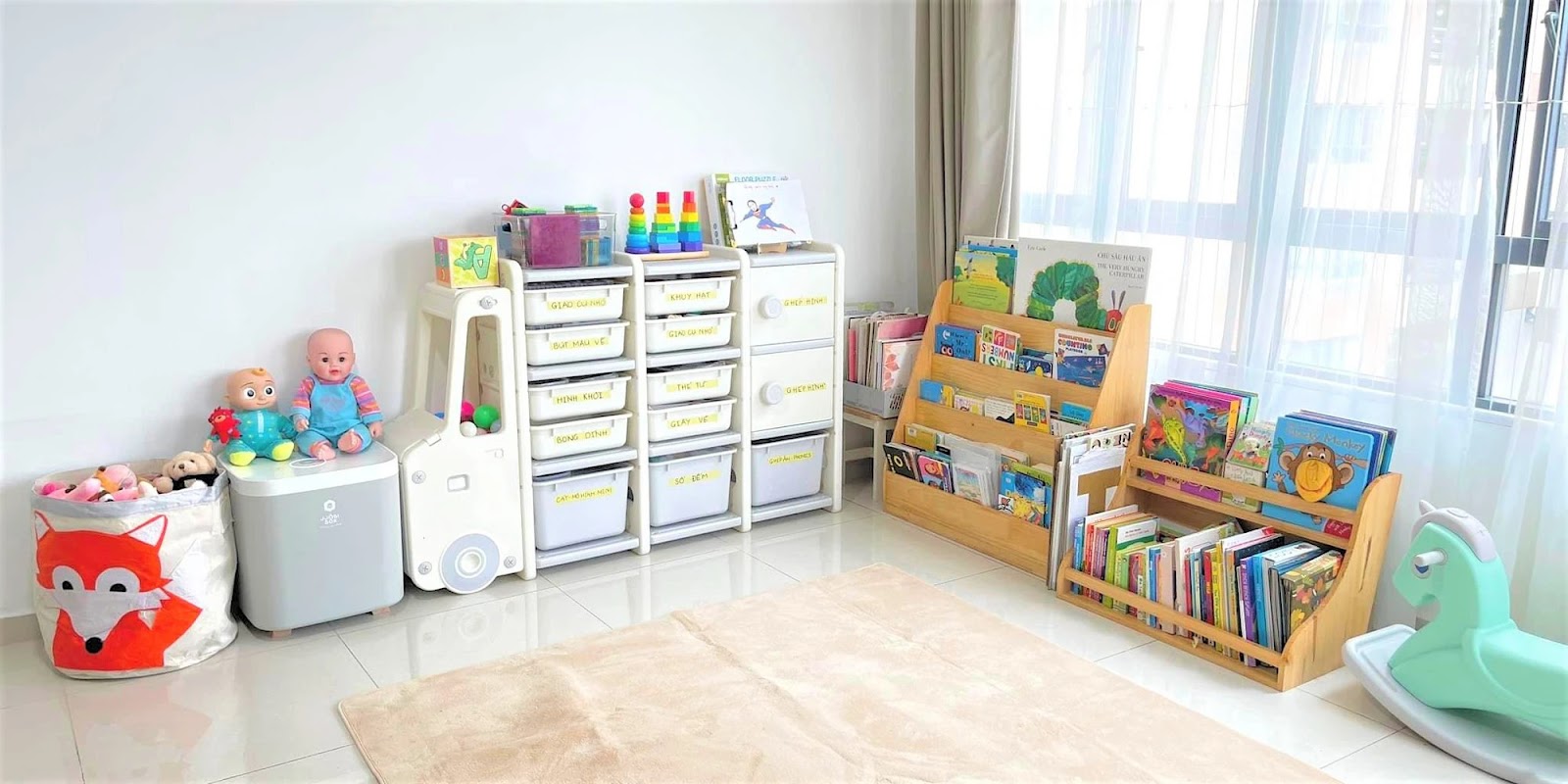 Vệ sinh đồ chơi và đồ trang trí phòng cho bé thường xuyên để bảo vệ đồ đạc cũng như bé của bạn