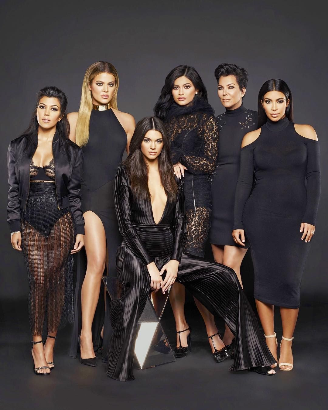 Las 6 mujeres de la familia Kardashian-Jenner posan vestidas de negro mirando a cámara de frente.