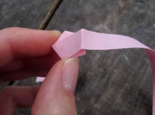 Enrolando o papel para formar a estrela