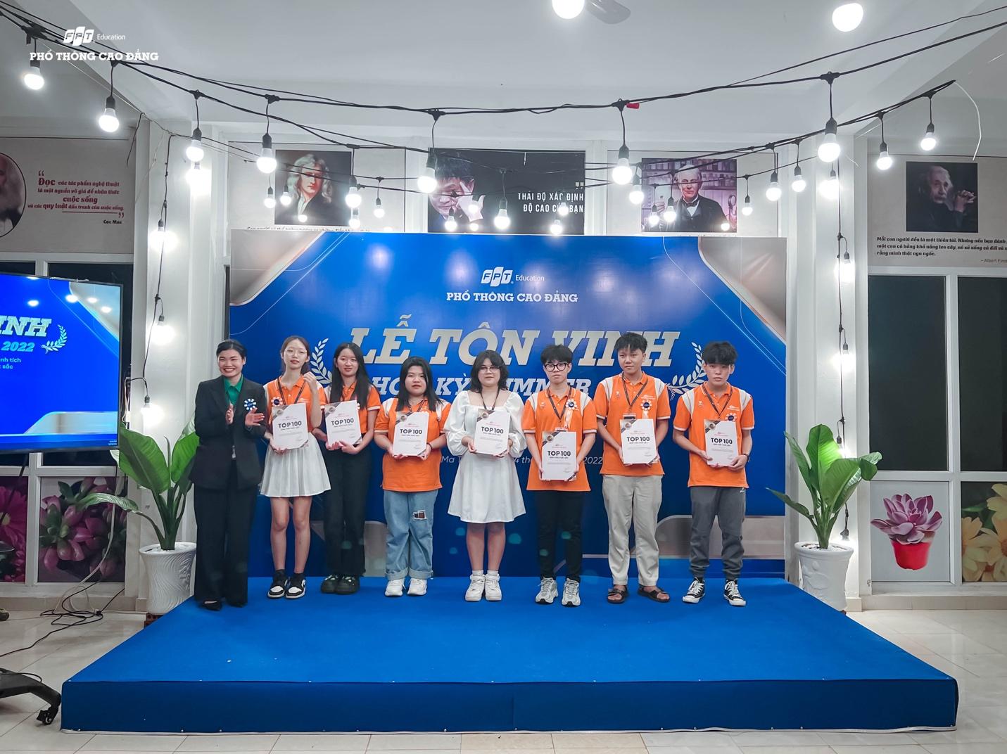 A group of people posing for a photo

Description automatically generated with medium confidence