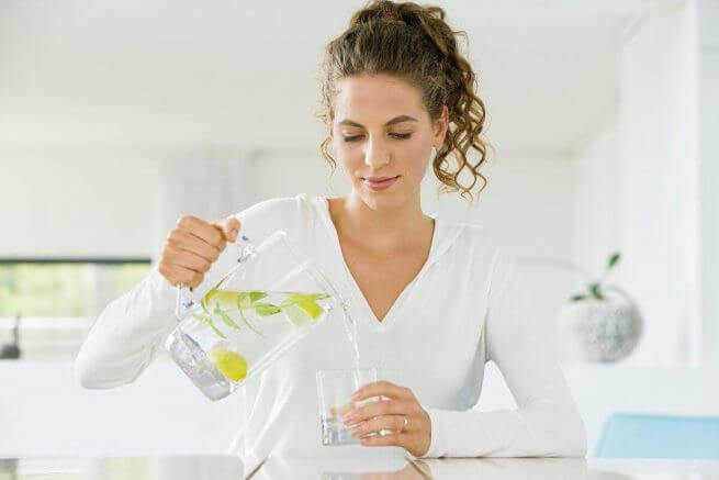 Uống nước chanh nên uống vào sáng sớm và sau khi ăn các bữa chính 30 phút