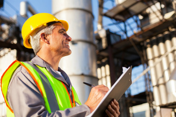  An engineer using a generator maintenance checklist 