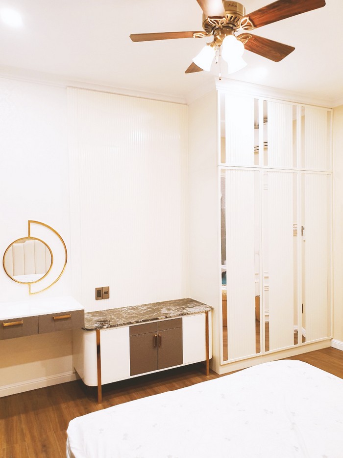 Phòng ngủ 1 được Đại Châu sử dụng tông màu trắng kết hợp nâu gỗ và vàng đồng