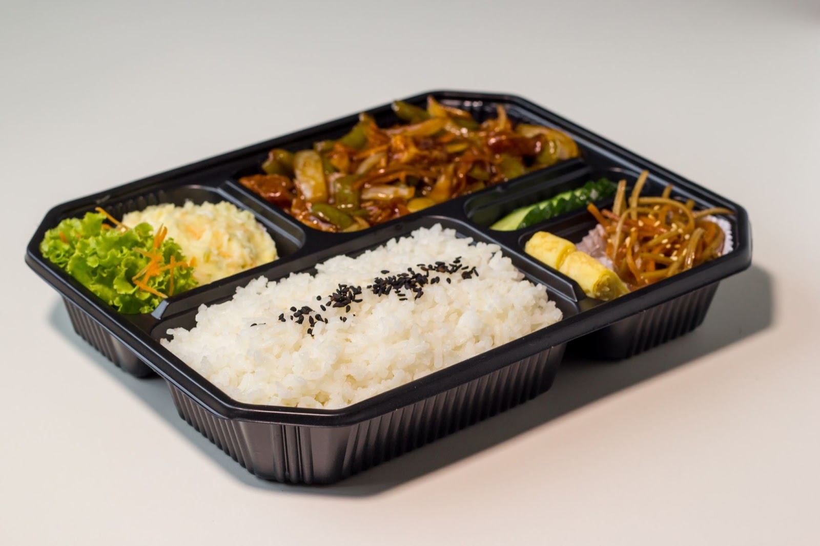 手弁当 てべんとう の意味は 例文や英語表現も解説 Goandup Picks ゴエンアップピックス