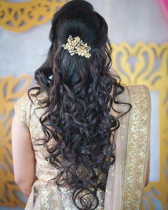 Beautiful indian wedding hairstyle half up do with curls and pearl beads | Via : Simmy Makwana |
#hairstyles #curls #indianwedding #indianbride #fashion #ayeshak #halfupdo #updohairstyles #hairtrend #indianbrides #fashionblog 