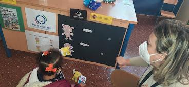 Imagen que contiene persona, interior, tabla, niño

Descripción generada automáticamente