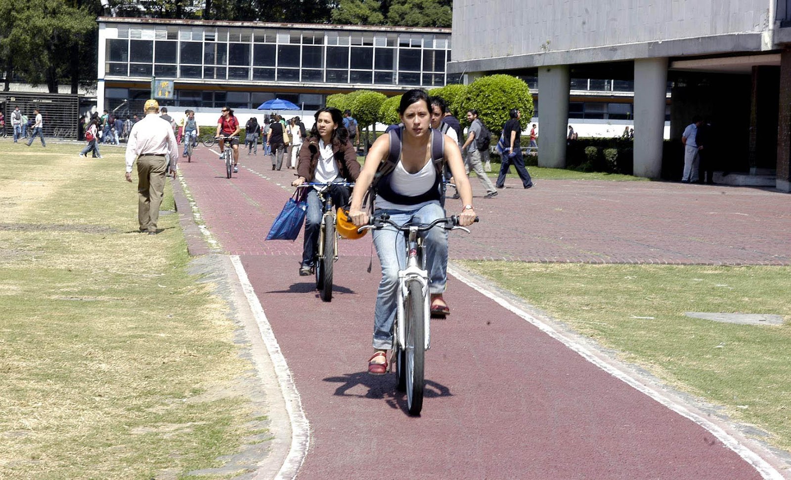 Mujer en bicicleta en la calle

Descripción generada automáticamente