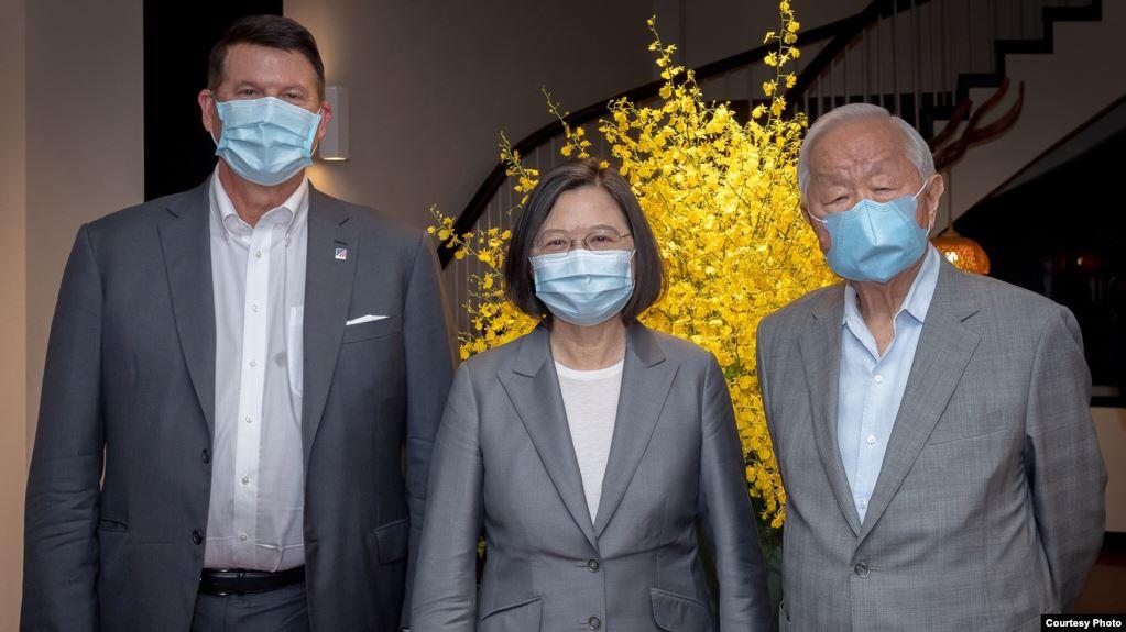台湾总统蔡英文在台北会见并宴请美国国务次卿克拉奇(左)率领的代表团。(照片来源:台湾总统府)