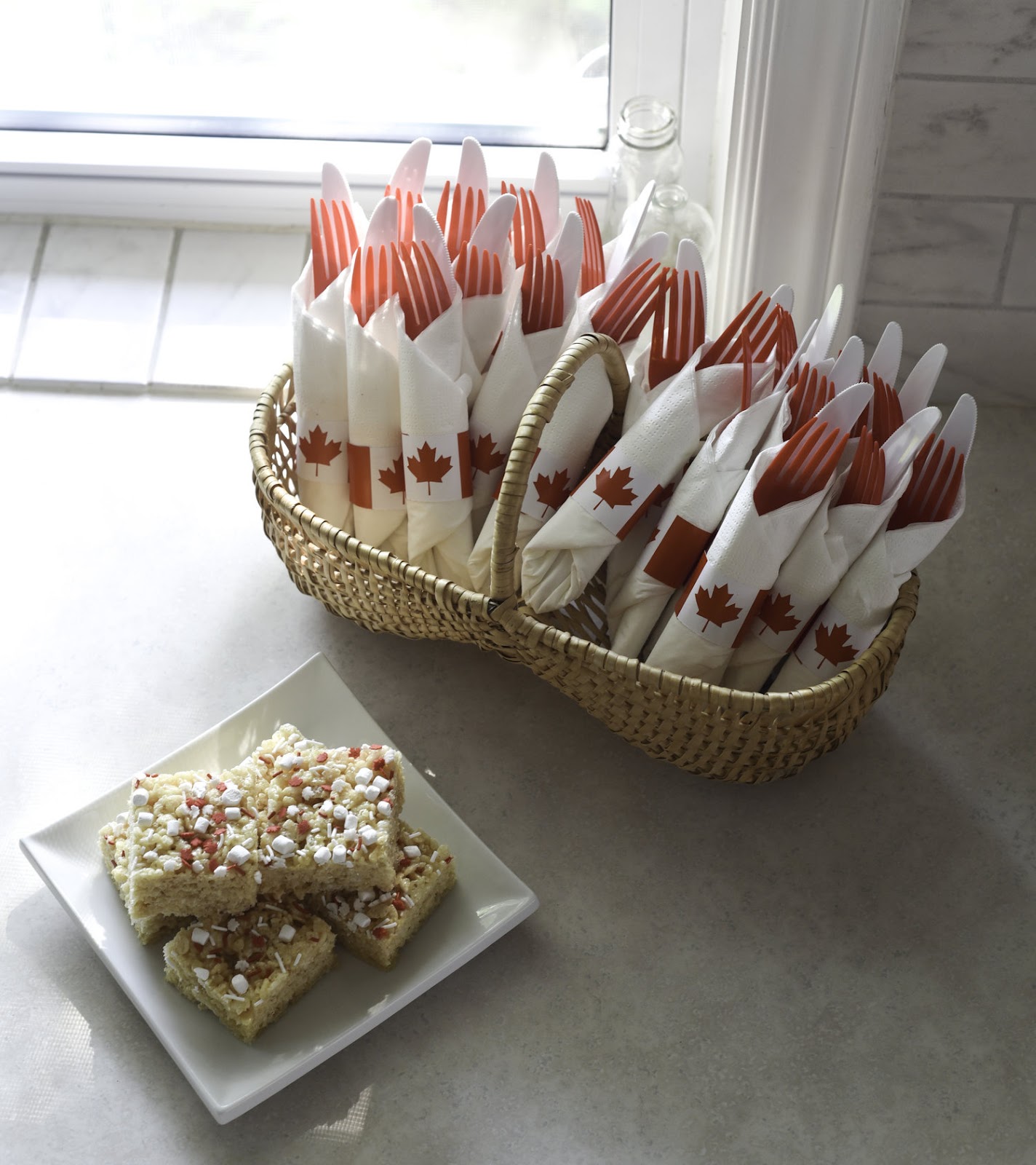 Canada _day_napkin_wrap_printable_Rice_Crispies_lilymuffins_blog.jpg