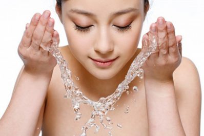 Rửa mặt, vệ sinh da sau khi phi kim để bảo vệ da