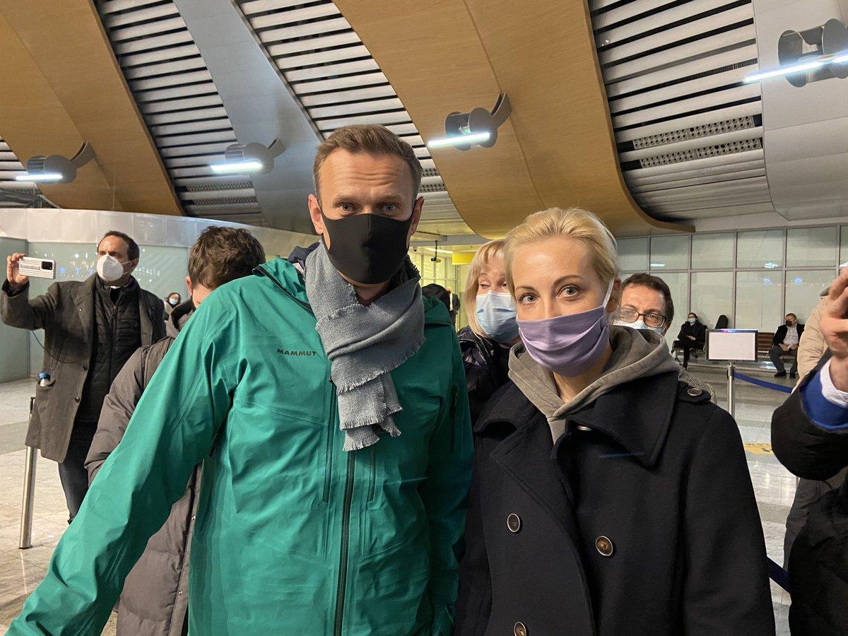 Alexey and Yulia Navalnys in the Moscow airport