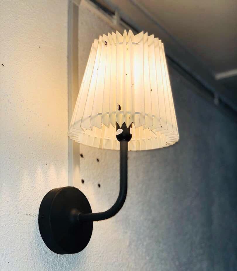 Lampu ikea di luar rumah.